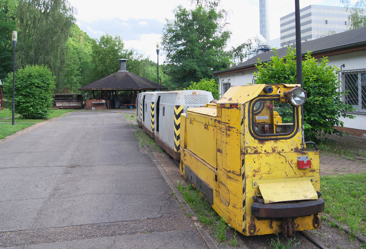 Eine halbe Stunde später saßen wir da drin und wurden ordentlich durchgerüttelt. Grubenbahn im Erlebnisbergwerk Velsen bei Großrosseln im Saarland. Zuglok ist eine AEG/Bartz Akkulokomotive. 21.07.2017