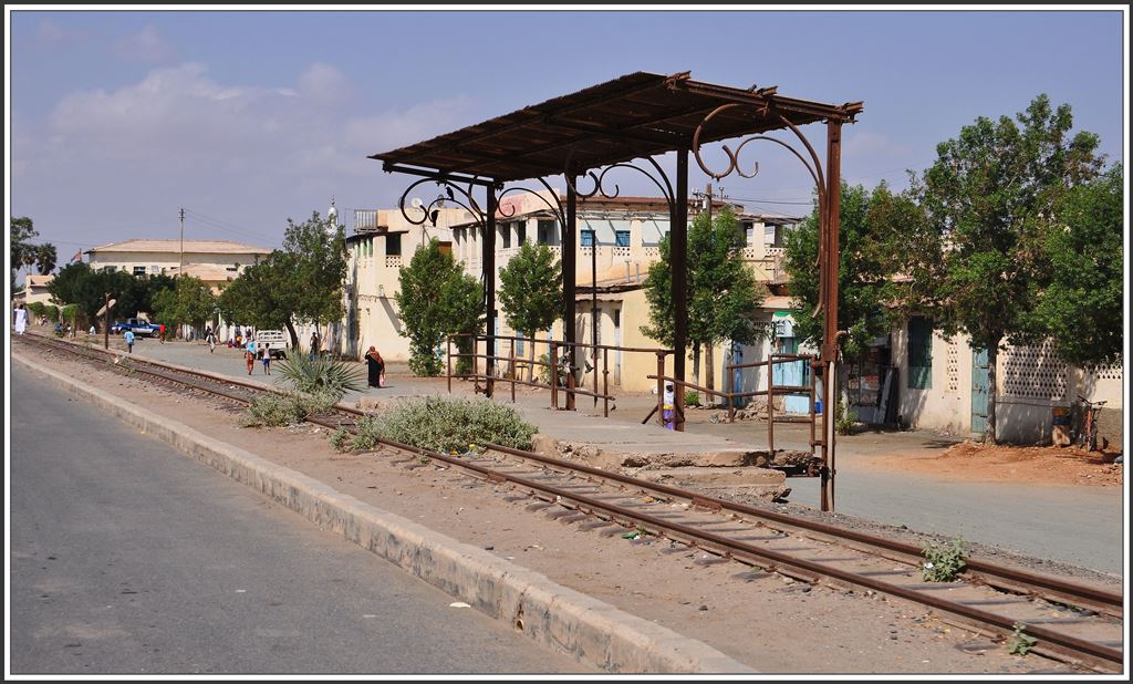 Eine Haltestelle  auf dem Festland in der Stadt Massawa, wo mal vor Jahren ein bescheidener Vorortsverkehr zu den vorgelagerten Inseln betrieben wurde. (07.12.2014)