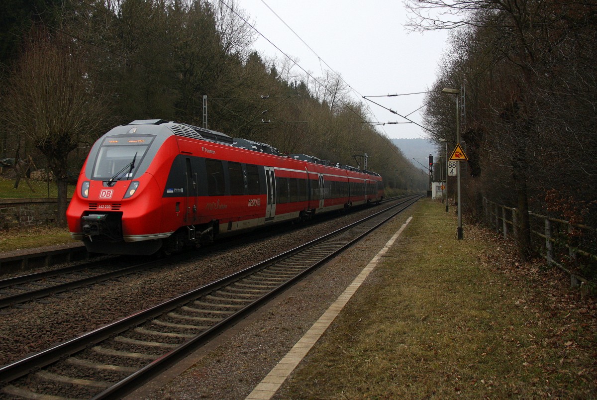 Eine Hamsterbacke 442 703  DB fährt als RB82 von Koblenz-Hbf nach Trier-Hbf und fährt in Sehlem ein in Richtung Trier. 
Bei Wolken am Kalten Mittag vom 16.2.2015.