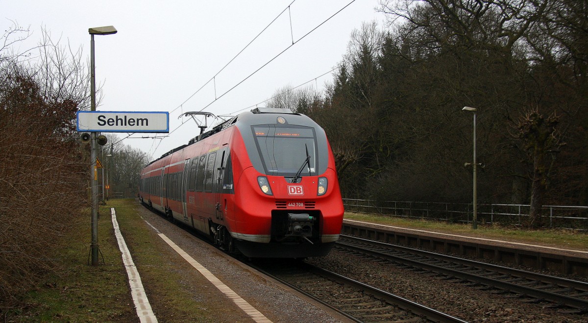 Eine Hamsterbacke 442 708 DB als RB82 aus Trier-Hbf nach Wittlich-Hbf  und fährt in Sehlem ein in Richtung Salmtal,Wittlich-Hbf.
 Bei Nebelwolken am Kalten Mittag vom 16.2.2015.