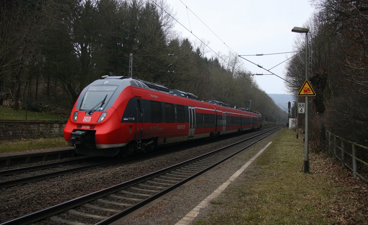 Eine Hamsterbacke 442 708 DB fährt als RB82 von Wittlich-Hbf nach Perl und fährt in Sehlem ein in Richtung Trier.
Bei Nebelwolken am Kalten Mittag vom 16.2.2015.