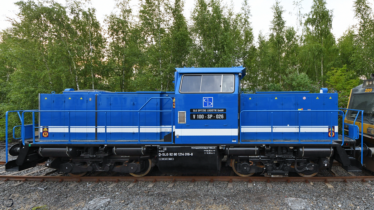 Eine in Hattingen abgestellte 214 016, V100-SP-026 der SLG Spitzke Logistik GmbH. (Juli 2017)