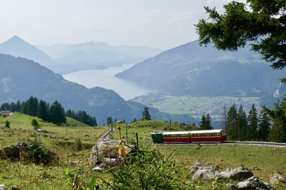 Eine He 2/2 die ihren Zug von der Schynigen Platte wieder runter nach Wilderswil zieht, am 26.8.17 oberhalb von Breitlauenen.