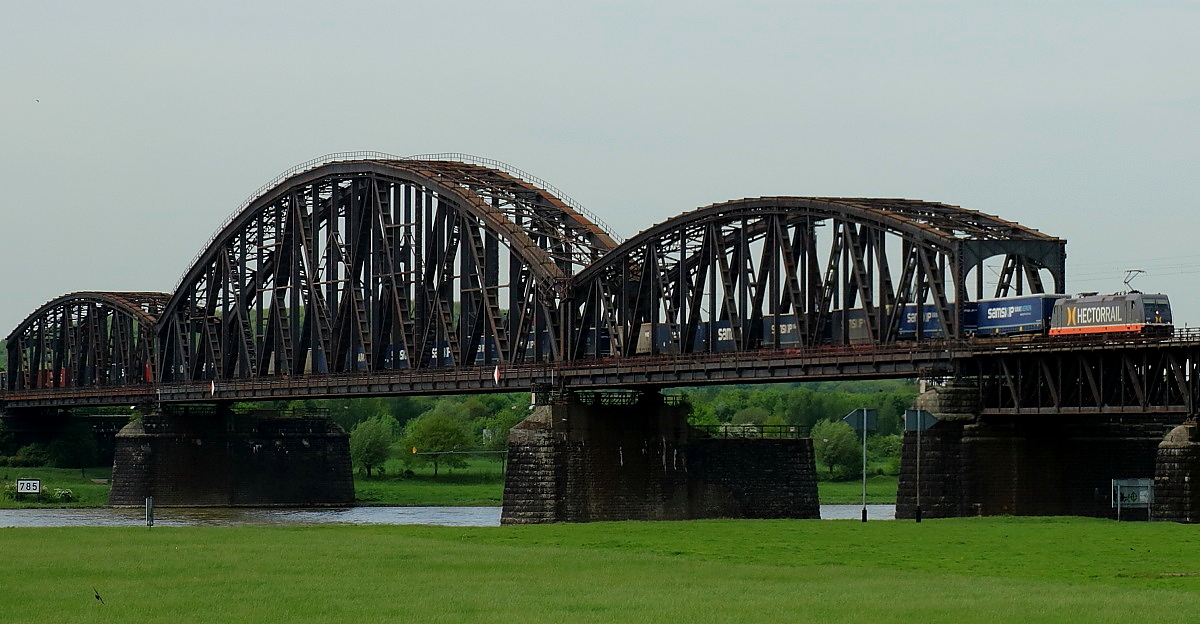 Eine Hector Rail-241 überquert am 11.05.2015 die Haus-Knipp-Brücke in Duisburg