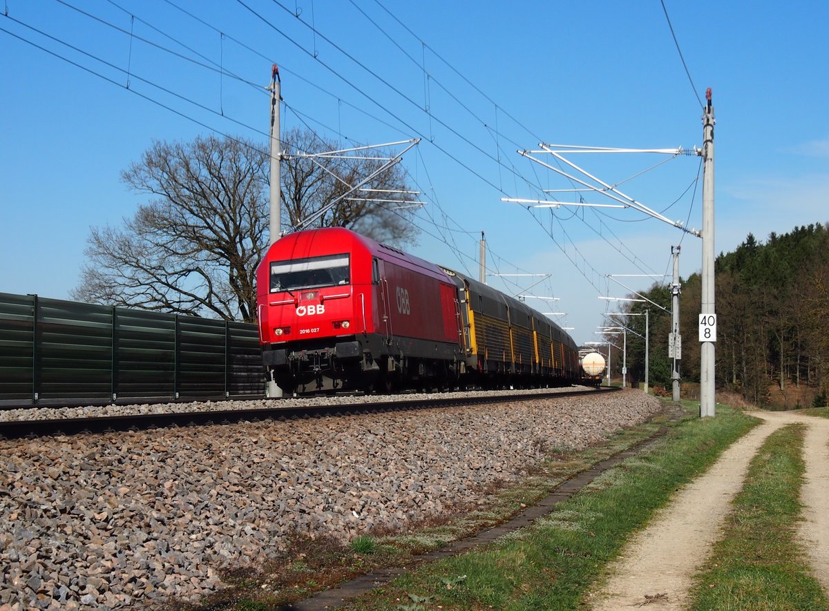Eine Hercules auf Abwegen. 2016 027 zieht den Altmann Zug von Wolnzach nach München. Am 04.04.18 bei Paindorf.