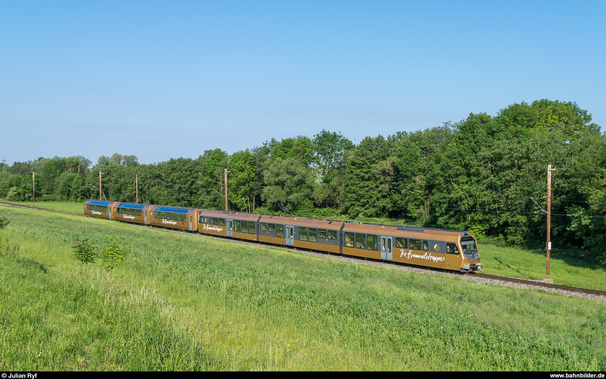 Eine Himmelstreppe mit den drei Panoramawagen der Mariazellerbahn am Morgen des 27. Mai 2017 als Regio aus Laubenbachmühle kurz vor St. Pölten Alpenbahnhof.