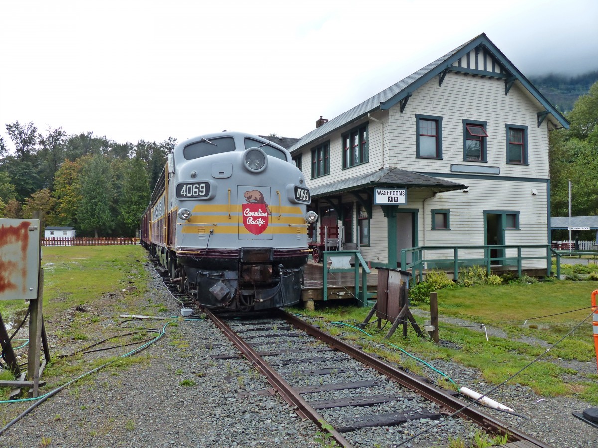 Eine historische Diesellok der Canadian Pacific im Eisenbahnmuseum Squamish am 30.08.2013. Der Eisenbahnpark ist absolut zu empfehlen. Es wird eine sehr groe Anzahl an Rollmaterial gezeigt und es werden noch weitere Wagen und Loks aufgearbeitet. In mehrern Gebuden und Wagen wird die Geschichte der Eisenbahn in BC sehr detailreich gezeigt.