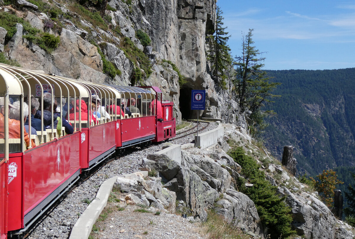 Eine höchst imposante Streckenführung: der Panoramazug fährt zwischen Les Montuires (1821 müM) und Pied du Barrage (Lac d'Emosson) zwischen Fels und Abgrund. Les Montuires, 25.8.2025