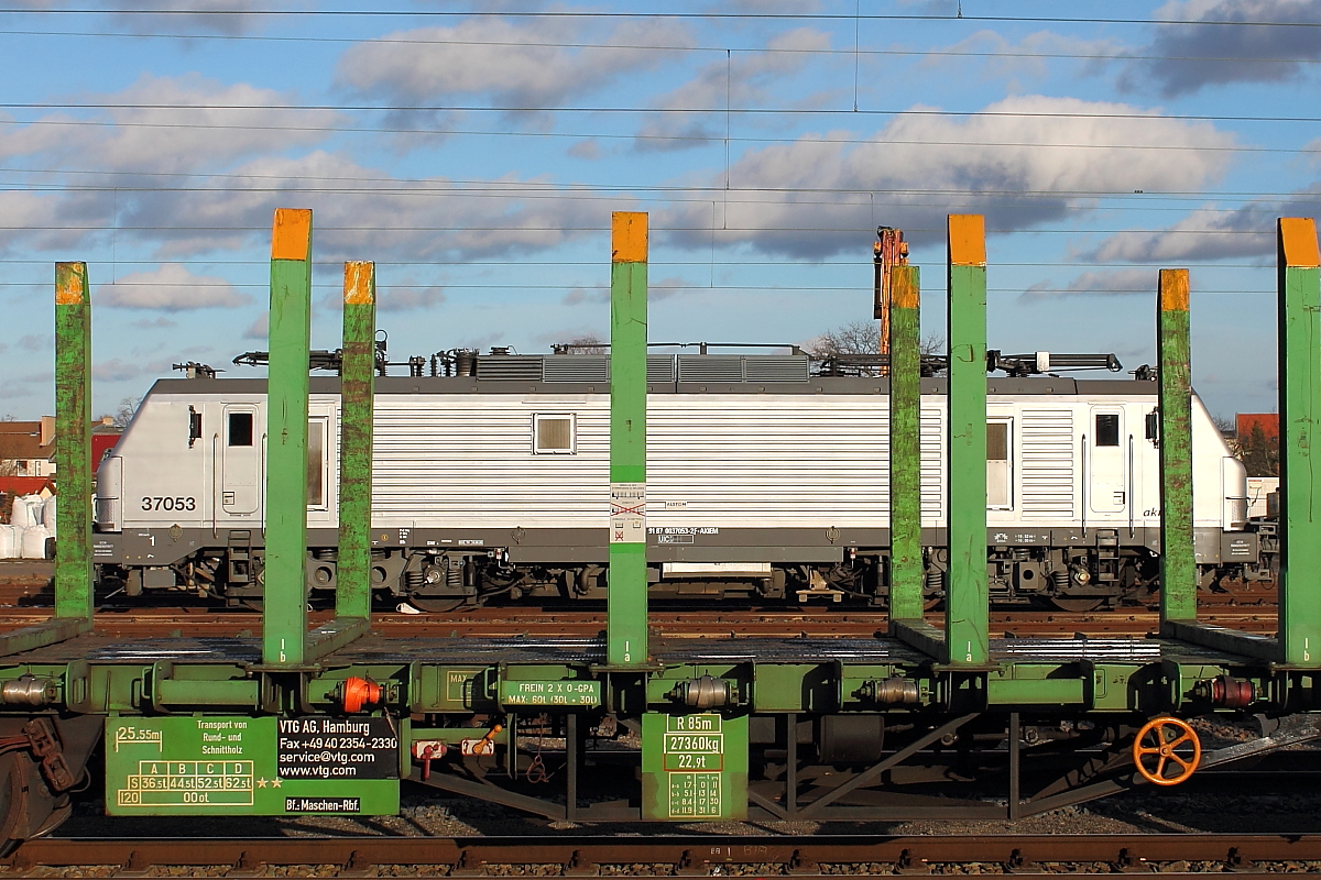 Eine hübsche Franzözin hinter Gittern am 09.02.2014 in Oranienburg.

NVR Nummer: 91 87 0037053-2 F-AKIEM
Baujahr: 2006
Hersteller: Alstom