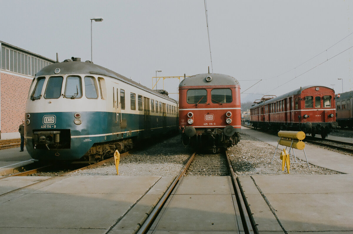 Eine h�bsche Sammlung unterschiedlicher ETs wurde am 16.03.1984 vor dem Ausbesserungswerk Cannstatt (DB) gezeigt: V.l.n.r. : ET 30 (DB-Baureihe 430 alt), ET 25 (DB-Baureihe 425 alt) und ES/ET 85 (Museumszug)