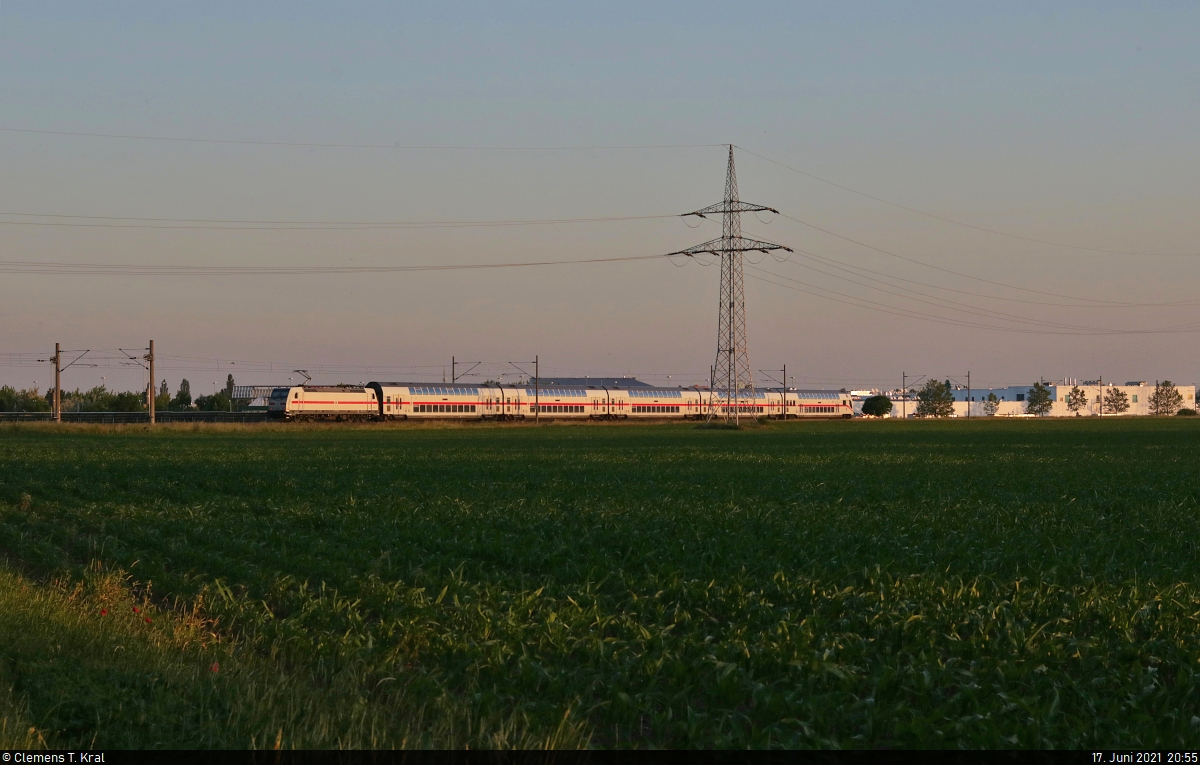 Eine IC2-Garnitur mit einer 146 bewegt sich in Braschwitz auf das wenige Kilometer entfernte Halle (Saale) zu. Noch ließ es sich zum Aufnahmezeitpunkt über das Maisfeld fotografieren.

🧰 DB Fernverkehr
🚝 IC 2045 (Linie 55) Köln Hbf–Dresden Hbf
🚩 Bahnstrecke Magdeburg–Leipzig (KBS 340)
🕓 17.6.2021 | 20:55 Uhr