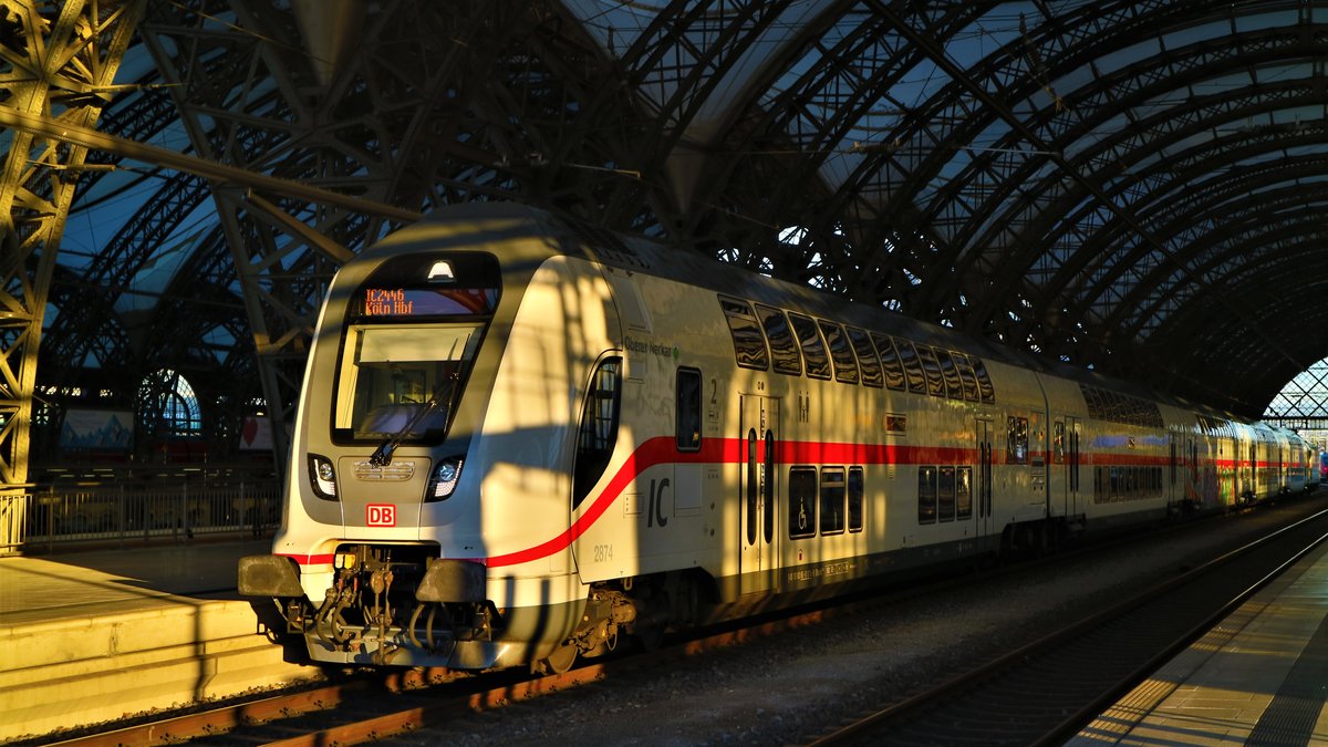 Eine IC2 Garnitur wartete am 24.02.2019 auf die Abfahrt im Hauptbahnhof Dresden (Ziel: Köln Hbf)