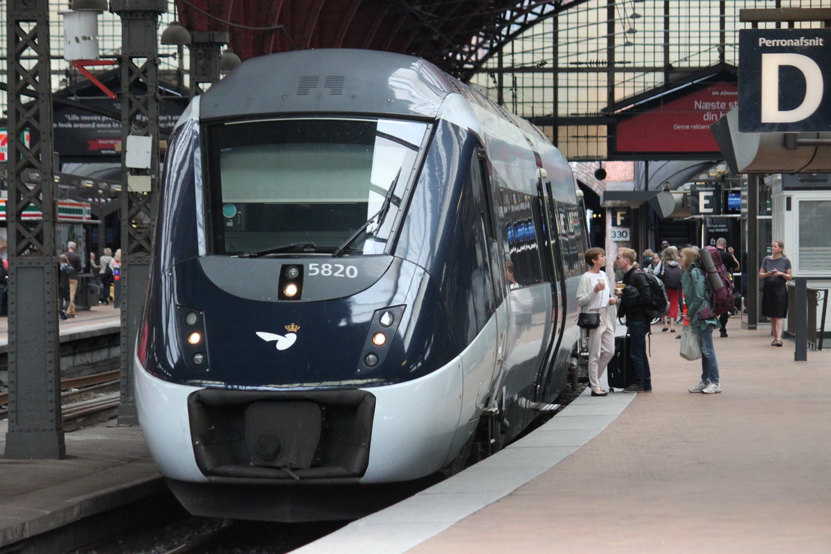 Eine IC4-Garnitur steht am 08.07.2017 als RB4745 nach Kalundborg im Hauptbahnhof Kopenhagen zur Abfahrt bereit.