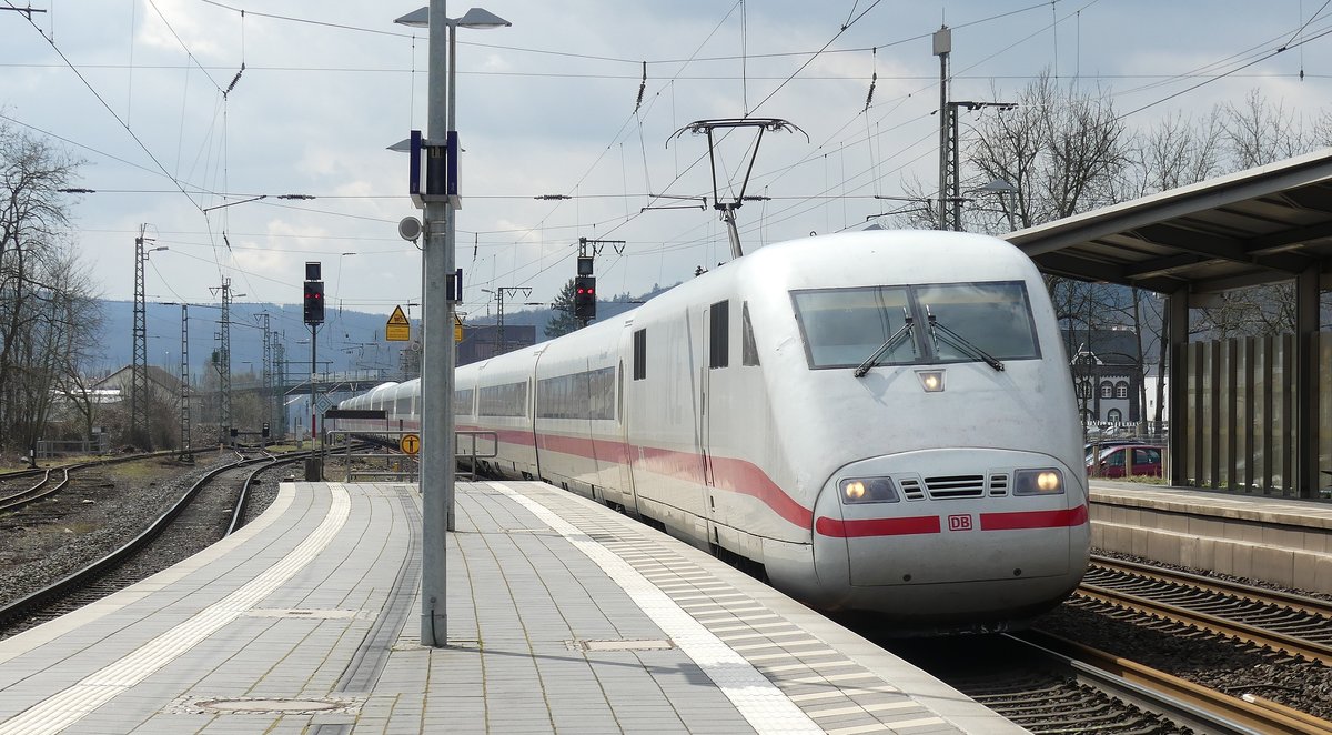 Eine ICE 1 durchfährt den Bahnhof Wächtersbach gen Fulda. Aufgenommen am 29.3.2018 12:30