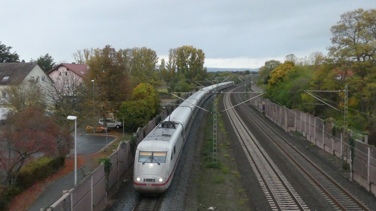 Eine ICE 1 durchfährt Rodenbach in Richtung Frankfurt. Aufgenommen am 24.10.2018 17:44