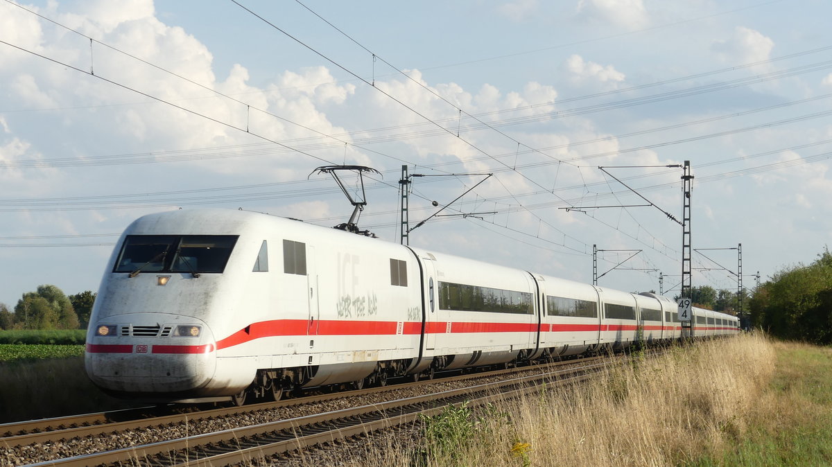 Eine ICE 1 gen Norden auf der Riedbahn zwischen Riedstadt Wolfskehlen und Groß-Gerau Dornheim. Aufgenommen am 22.8.2018 18:33