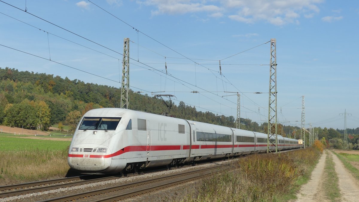 Eine ICE 1 gen Süden zwischen Fulda und Neuhof nahe der Betriebstelle Kerzell. Aufgenommen am 12.10.2018 10:57