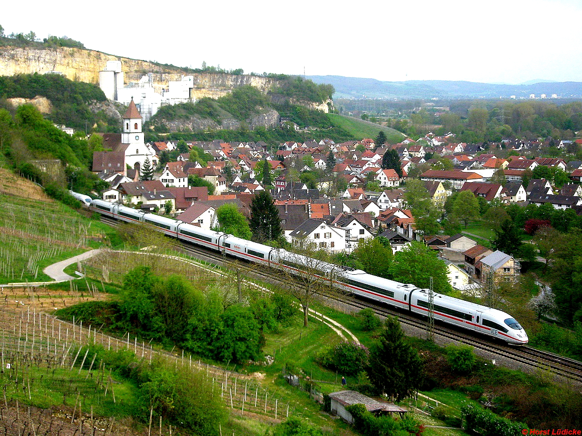 Eine ICE 3-Doppeltraktion fährt auf dem Weg nach Basel durch Istein (April 2012)