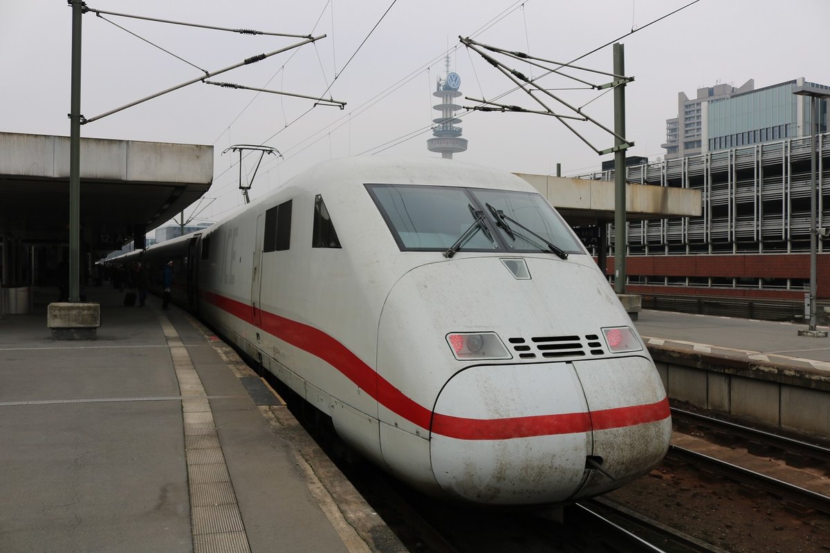 Eine ICE-Doppeltraktion, gebildet aus der Baureihe 402 (ICE 2), als ICE 942 nach Düsseldorf Hbf bzw. ICE 952 nach Köln Hbf steht in Hannover Hbf. [11.2.2017]