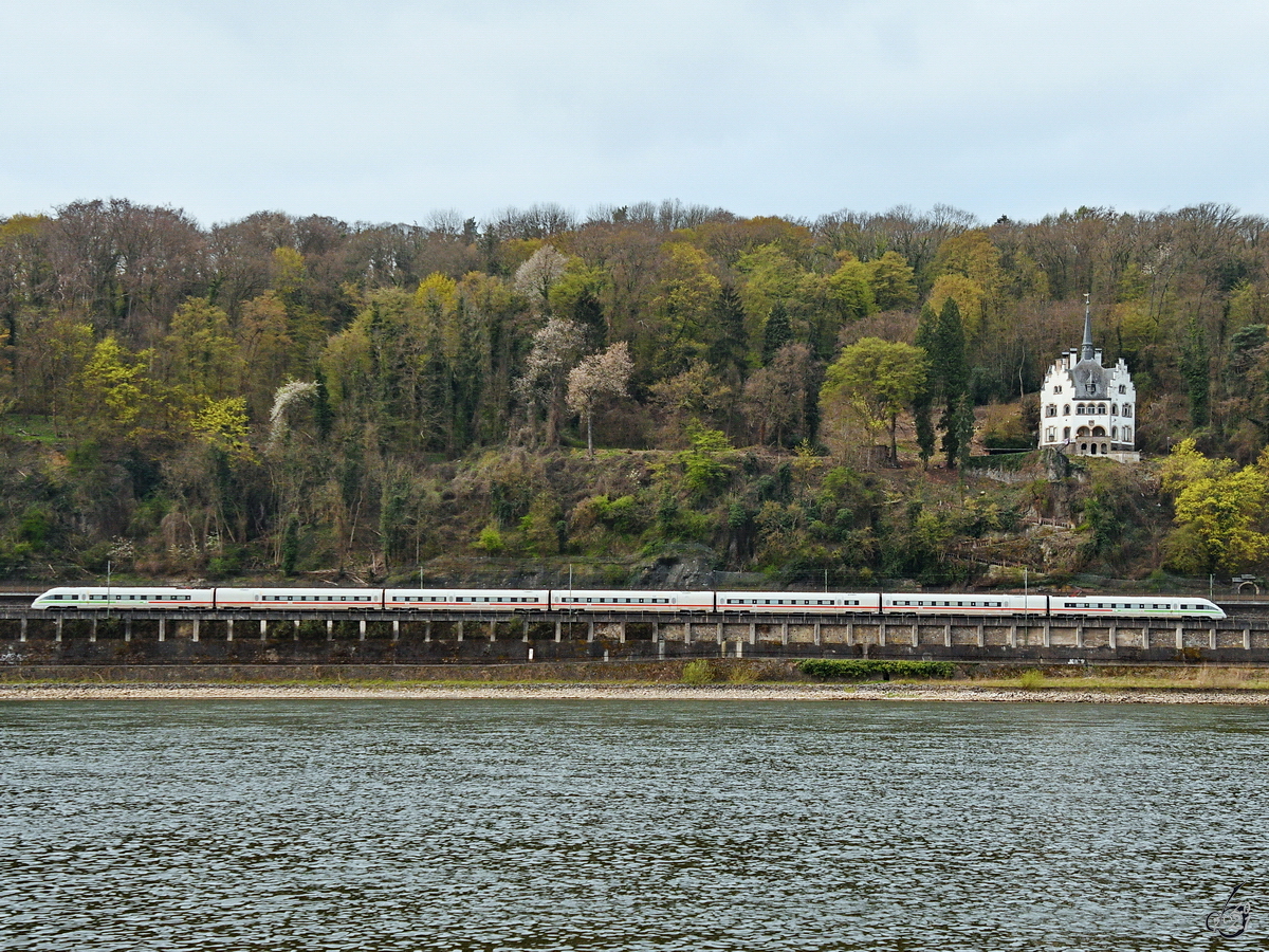 Eine ICE-Garnitur (411 567) auf der linken Rheinseite bei Remagen, so gesehen Mitte April 2021.