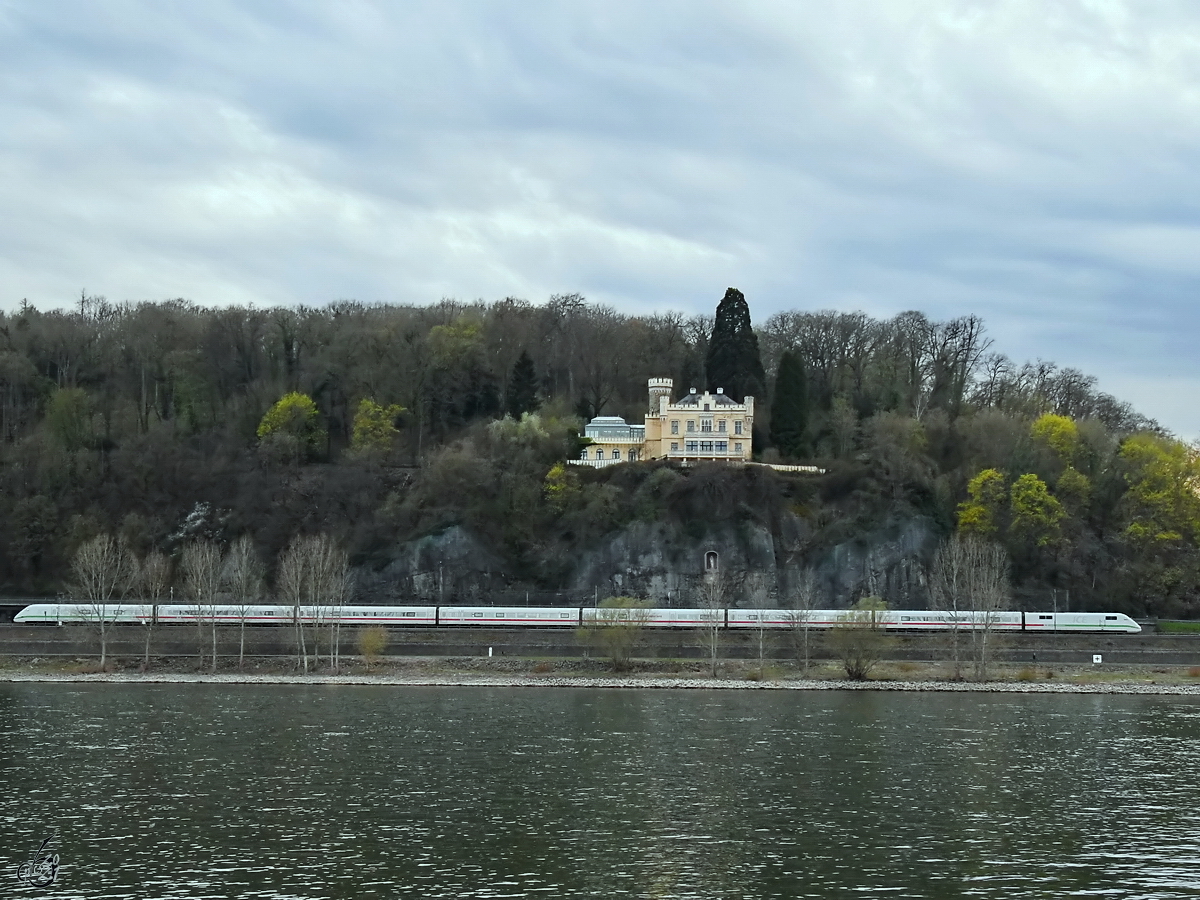 Eine ICE-Garnitur war Anfang April 2021 auf der linken Rheinseite bei Remagen unterwegs.