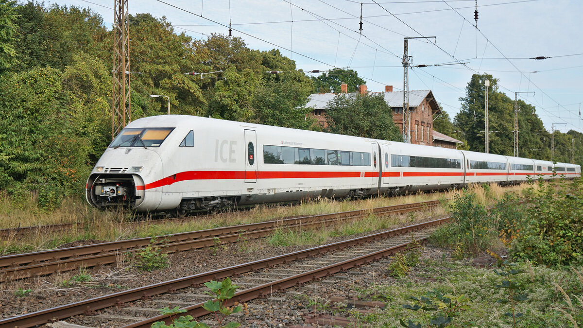 Eine ICE2-Garnitur auf dem Weg in Richtung Stralsund kurz vor Durchfahrt des Bahnhofes Miltzow.
Aufgenommen im September 2022.