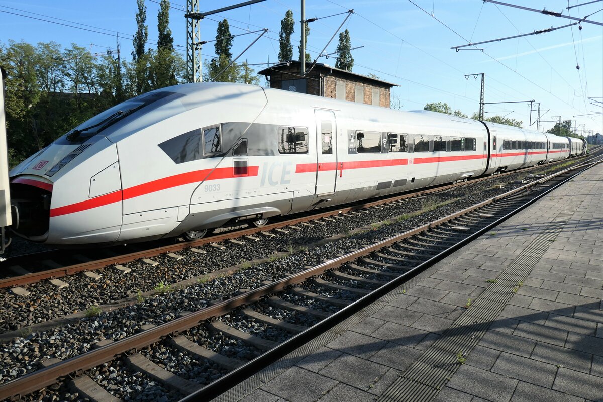 eine ICE4-Garnitur mit führenden 812_033 auf Überführungsfahrt mit RailAdventure, fotografiert am  16.05.2022 in Dresden-Neustadt 