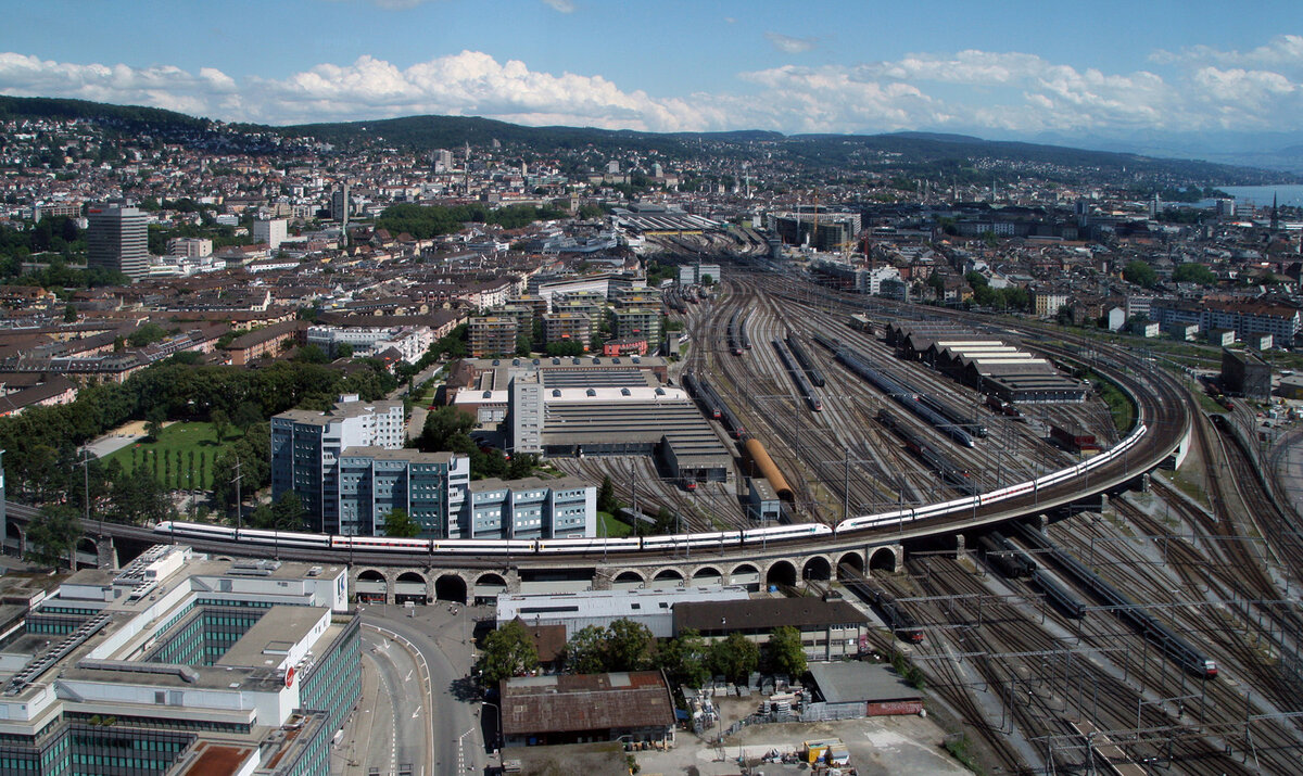 Eine ICN-Doppeltraktion auf dem Wipkinger Viadukt, zwischen Zürich HB und Oerlikon. Vom Prime Tower gesehen am 07.07.2012.