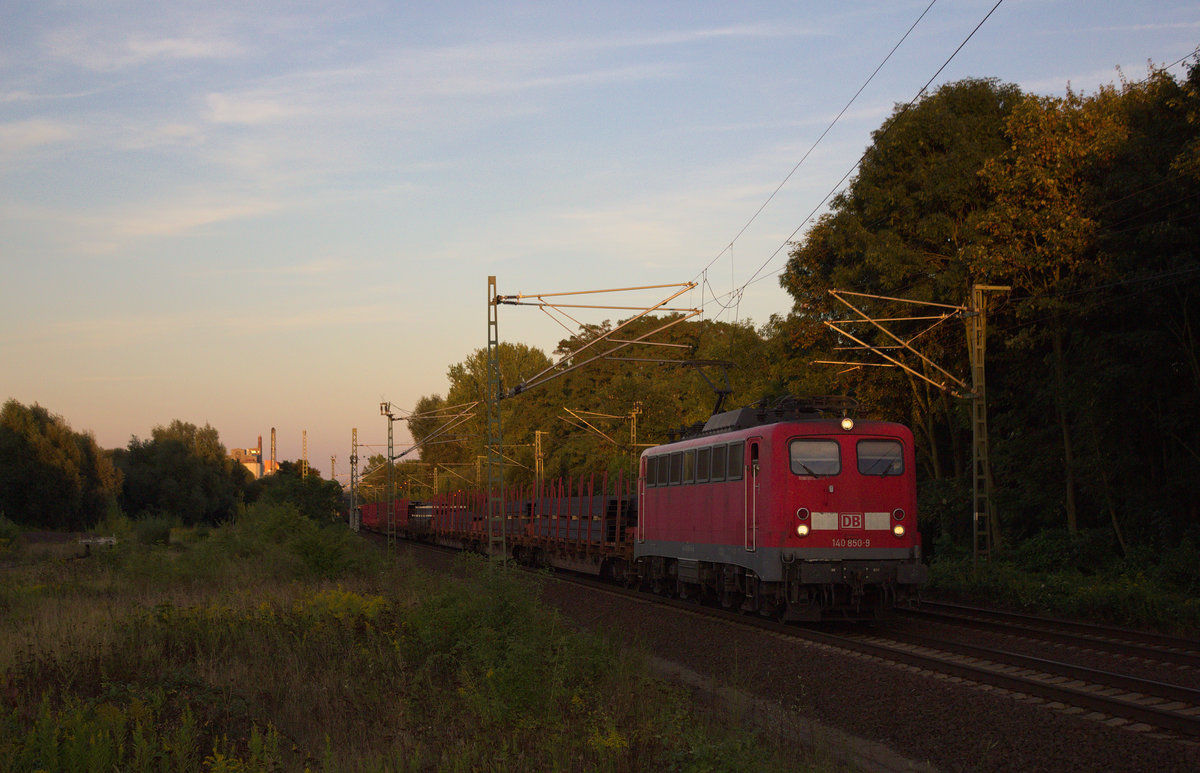 Eine ihrer letzten Fahrten. 
Die 140 850 fuhr am Abend des 7.9.16 mit einem Stahlzug über die Mittellandkanalbrücke in Misburg mit Ziel Seelze. 
Grüße an den Lokführer!