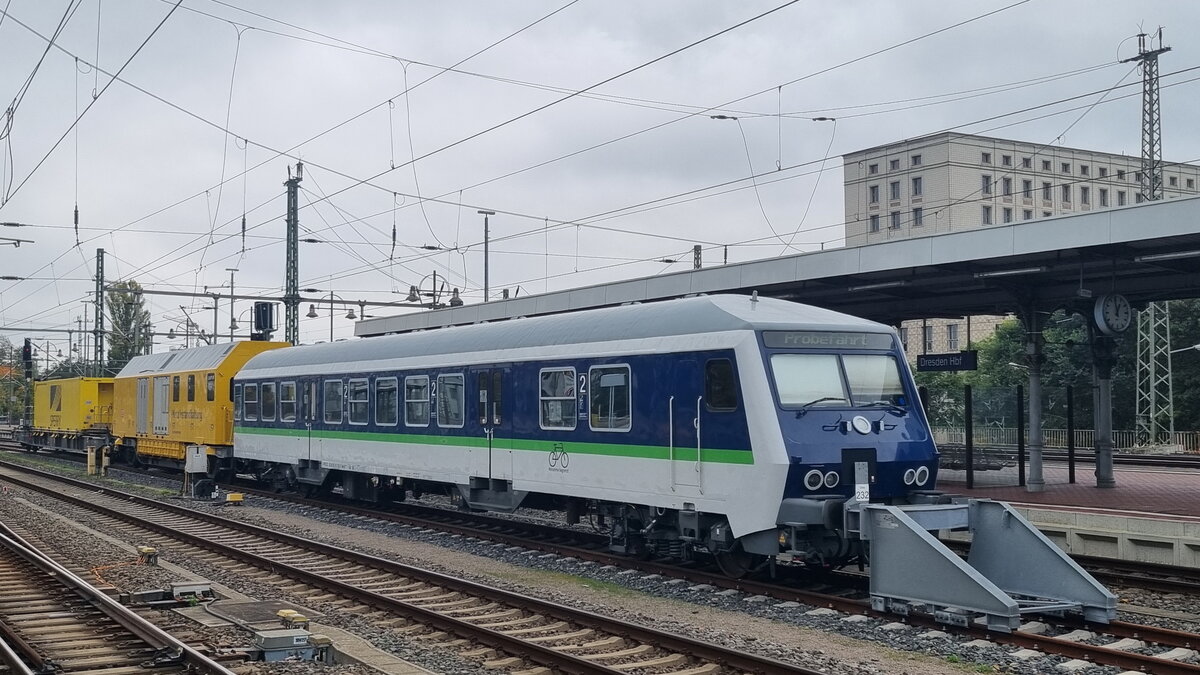 Eine illustre Wagenreihung: D-Press 50 80 80-35 182-0 BnrDzf (Wittenberger Kopf) vor einem Wagen zur Fahrwegmessung und einem Tieflader; Dresden Hbf. 17.10.2026