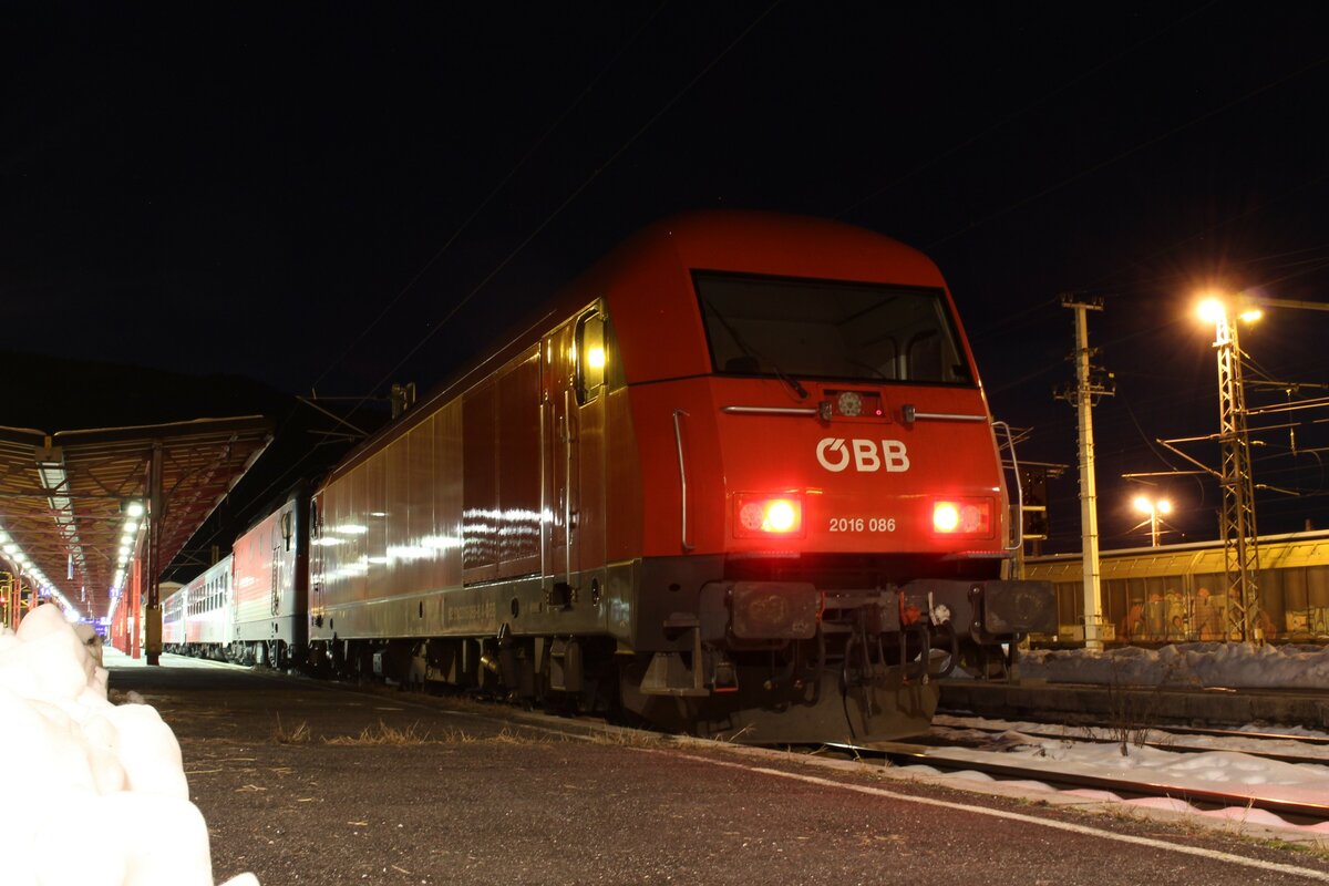 Eine interessante Bespannung hatte am 17.12.2021 der R3987 von Linz Hbf nach Selzthal.
Der 4-teilige Wendezug ungeführt von 8073 219 wurde von der 1144 101 und der 2016 086 geschoben.
Grund für die außerplanmäßige Bespannung war die Überstellung der 2016 von der Hauptwerkstätte Linz nach Knittelfeld. 