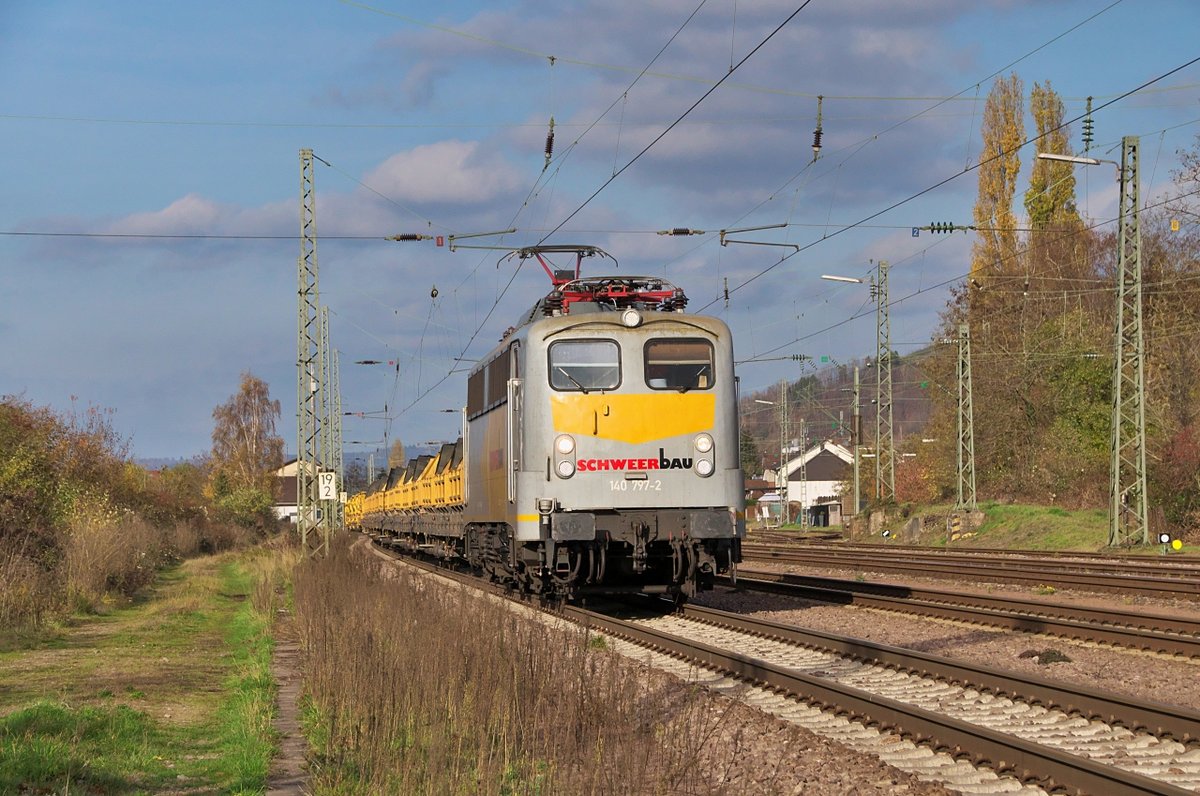 Eine interessante Farbgebung hat 140 797-2 von Schweerbau, die aus Trier kommend mit ihrem Bauzug in Richtung Saarbrücken durch Ensdorf Saar fährt.
Bahnstrecke 3230 - 14.11.2020