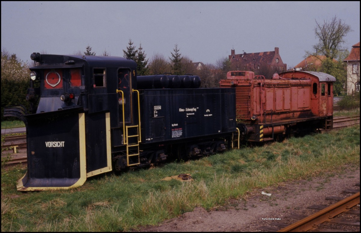 Eine interessante Garnitur war am 21.4.1990 in Form dieses Klimaschneepflugs und der V 36004 der VGH in Hoya abgestellt. 