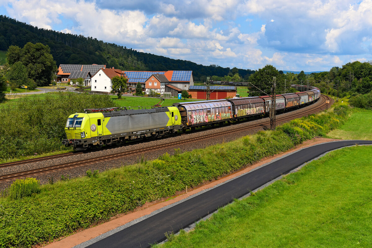 Eine interessante Leistung konnte ich am 28. Juli 2024 bei Hermannspiegel in Osthessen fotografieren. Die an TXLogistik vermietete 193 406 von Alpha Trains beförderte den aus  Schiebewandwagen bestehenden DGS 46705 von Malmö nach Treviso Centrale. Der Vectron weist ein Länderpaket für die skandinavischen Länder auf, bis nach Italien kann er allerdings nicht fahren. Das Ladegut des Zuges kenne ich leider nicht. Ich vermute, die Waggons sind leer, um dann mit Mineralwasser oder Haushaltsgeräten für Schweden beladen zu werden.  
