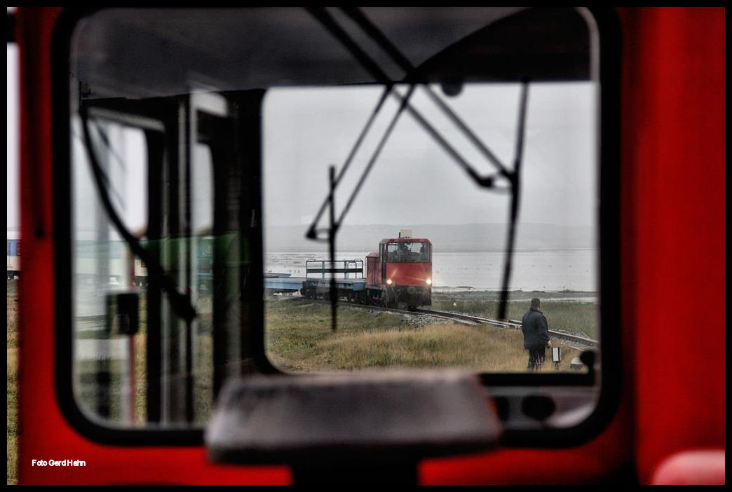 Eine interessante Perspektive eröffnete sich mir von der ersten Wagenplattform am 30.9.2017 im Hafen von Wangerooge. Durch das Führerhaus der DB 399108 konnte ich Lok 399105 fotografieren, die mit einem Personenzug vom Bahnhof Wangerooge zum Hafen unterwegs war. Derweil stand der Lokführer unseres Zuges an der Einfahrweiche zum Hafen bereit, um diese nach Durchfahrt des Personenzuges für seine eigene Ausfahrt zu legen.