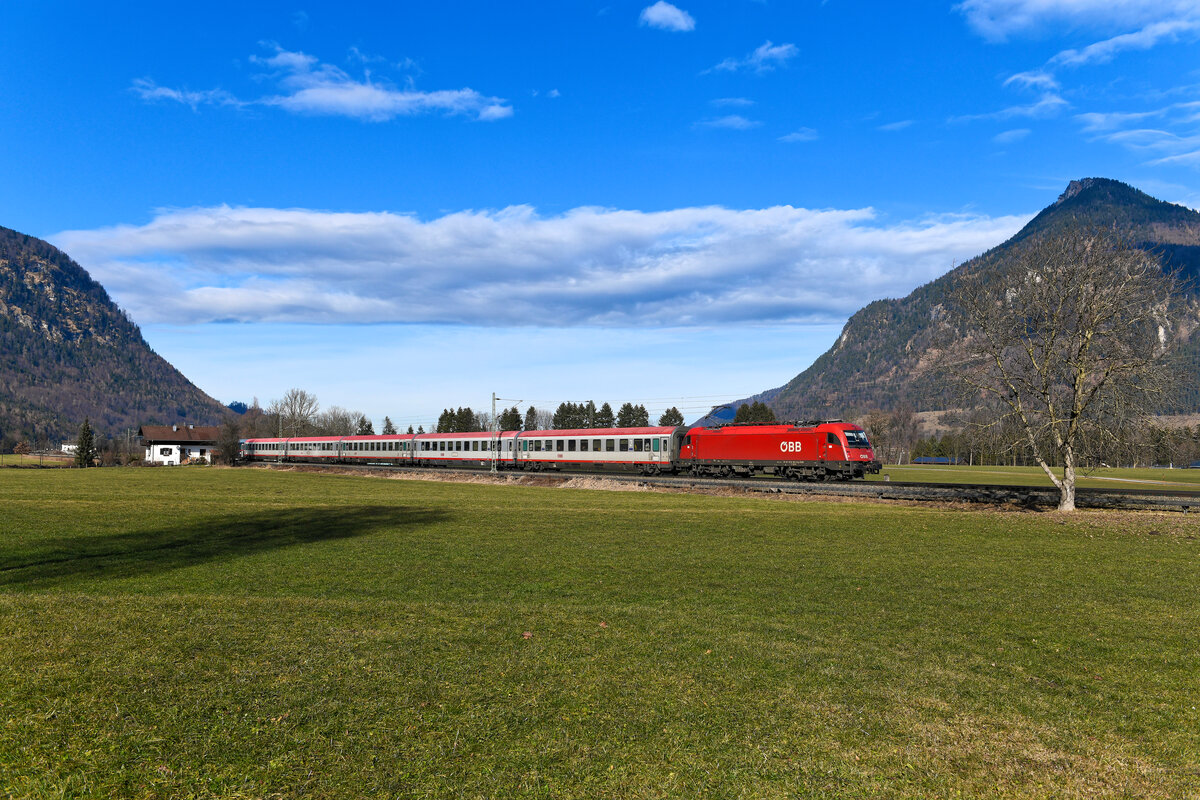 Eine interessante Wolkenstimmung gab es zur Mittagszeit am 03. Februar 2024 im bayerischen Inntal bei Niederaudorf zu beobachten. Sie bildete den Rahmen für ein Bild des von 1216.001 geführten EC 85 nach Venezia SL. 