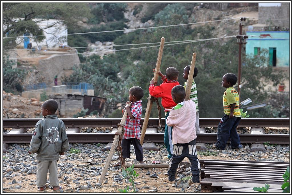 Eine junge  Trackgang  übt schon mal mit dem Werkzeug, das hier in Nefasit achtlos herumliegt. (08.12.2014)