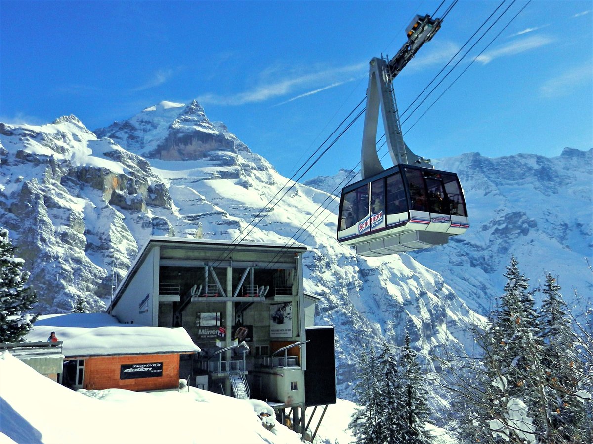 Eine Kabine der Schilthornbahn verlässt die Station Mürren Richtung Birg und Schilthorn - 18.01.2013