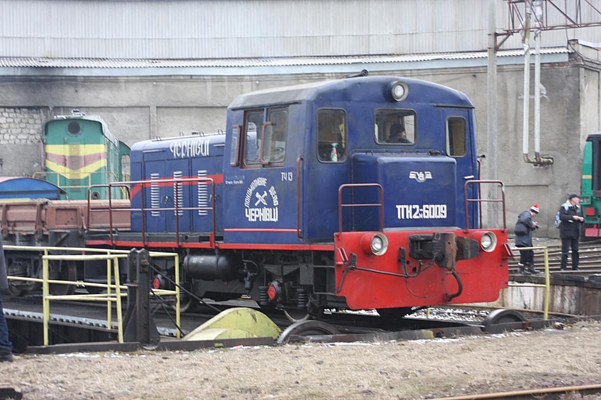 Eine Kaluga, Rangierlok einer ukrainischen Privatfirma, fährt am 18.02.2008 auf die Drehscheibe im Depot Czernowitz.