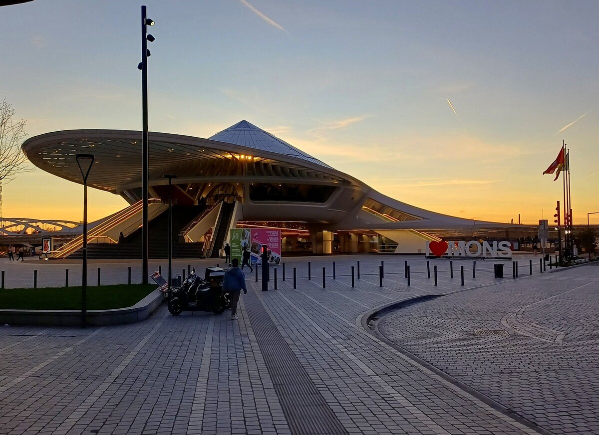  Eine Kathedrale der Mobilit�t  bezeichnet sich der neue Bahnhof im belgischen Mons. In einem futuristischen Stil erbaut und seit Dezember 2024 in Betrieb; 06.04.2026.