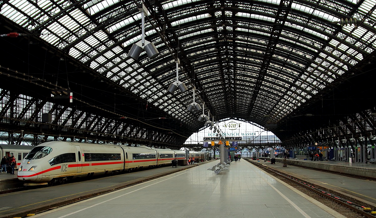 Eine Kathedrale der Neuzeit: Die Halle des Kölner Hauptbahnhofes mit einem ICE 3 am 24.02.2016