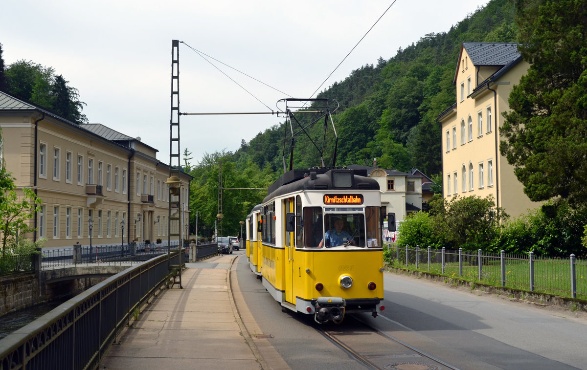 Eine Kirnitzschtalbahn pssiert am 16.06.16 auf dem Weg vom Bad Schandauer Kurpark zum Lichtenhainer Wasserfall die Kirnitzschtal-Klinik.