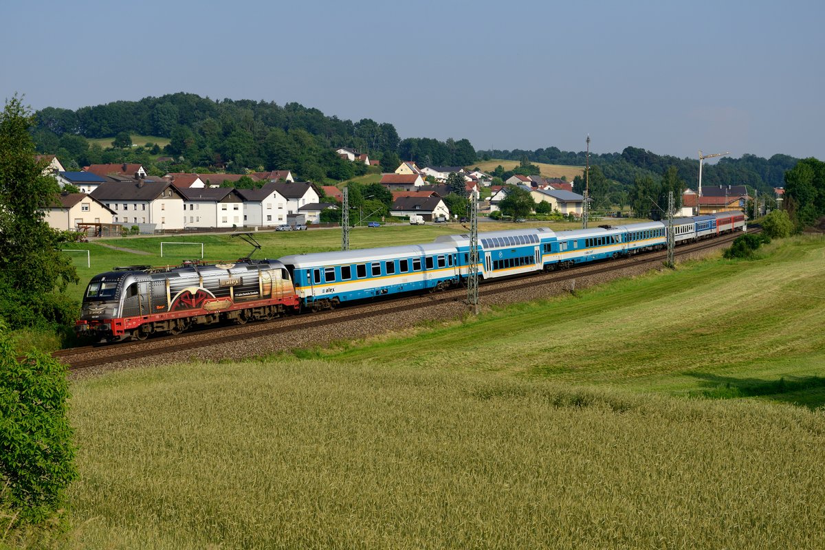 Eine der klassischen Fotostellen ist der Blick von der Brücke bei Jellenkofen. Hier sieht man den ALX 351 nach Praha hl.n. - der Starzug auf der KBS 930 und einer der buntesten Fernzüge auf deutschen Schienen. Passend dazu war am 20. Juni 2013 auch noch die  Adler-Lok  183 001 vorgespannt. Wenige Minuten später war an diesem heißen Sonntag mit 35 Grad die Sonne hinter dichten Gewitterwolken verborgen und der Fotoausflug fand sein Ende.