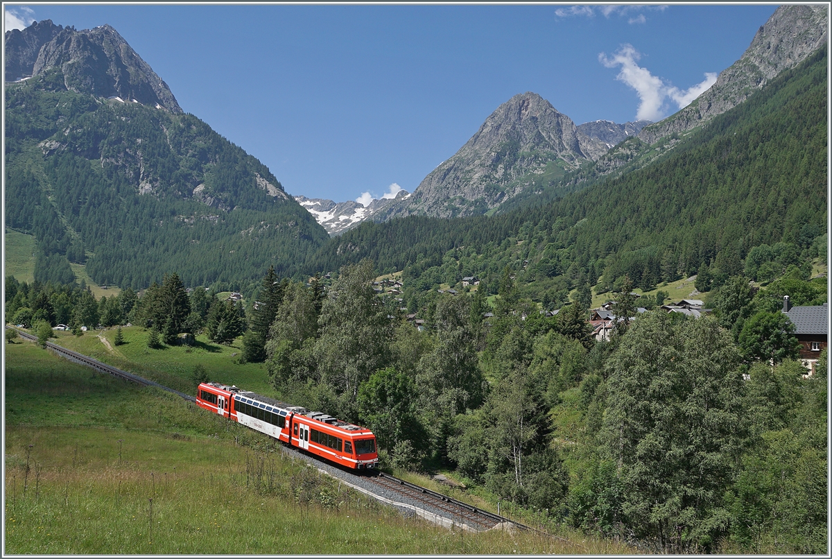 Eine kleine Bahn in in einer wunderschönen Landschaft: zwischen Le Buet und Vallorcine als TER unterwegs erreicht ein SNCF Z 850 in Kürze sein Ziel.

21. Juli 2021