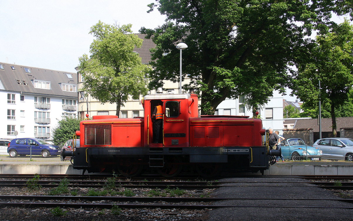 Eine Kleine Dieselok von dem Schluff fährt in Krefeld-Nord ein.
Aufgenommen in Krefeld-Nord(D). 
Bei Sommerwetter am Nachmittag vom 28.5.2017. 
