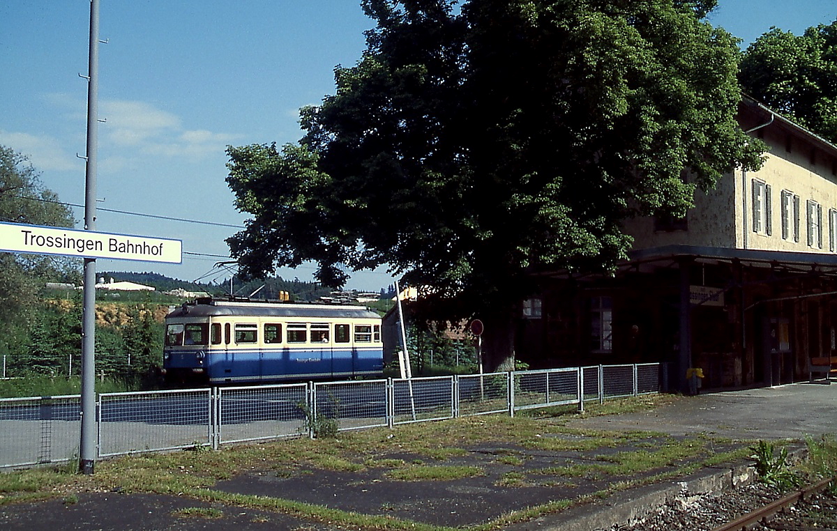 Eine kleine Ergänzung zu Mattis und Ollis Fotos von der Trossinger Eisenbahn: Im Juni 1999 wurde der 1956 von der Maschinenfabrik Esslingen und den Siemens-Schuckertwerken gebaute Triebwagen T 5 auf dem Bahnhofsvorplatz vom Bahnsteig des DB-Bahnhofes Trossingen aus aufgenommen