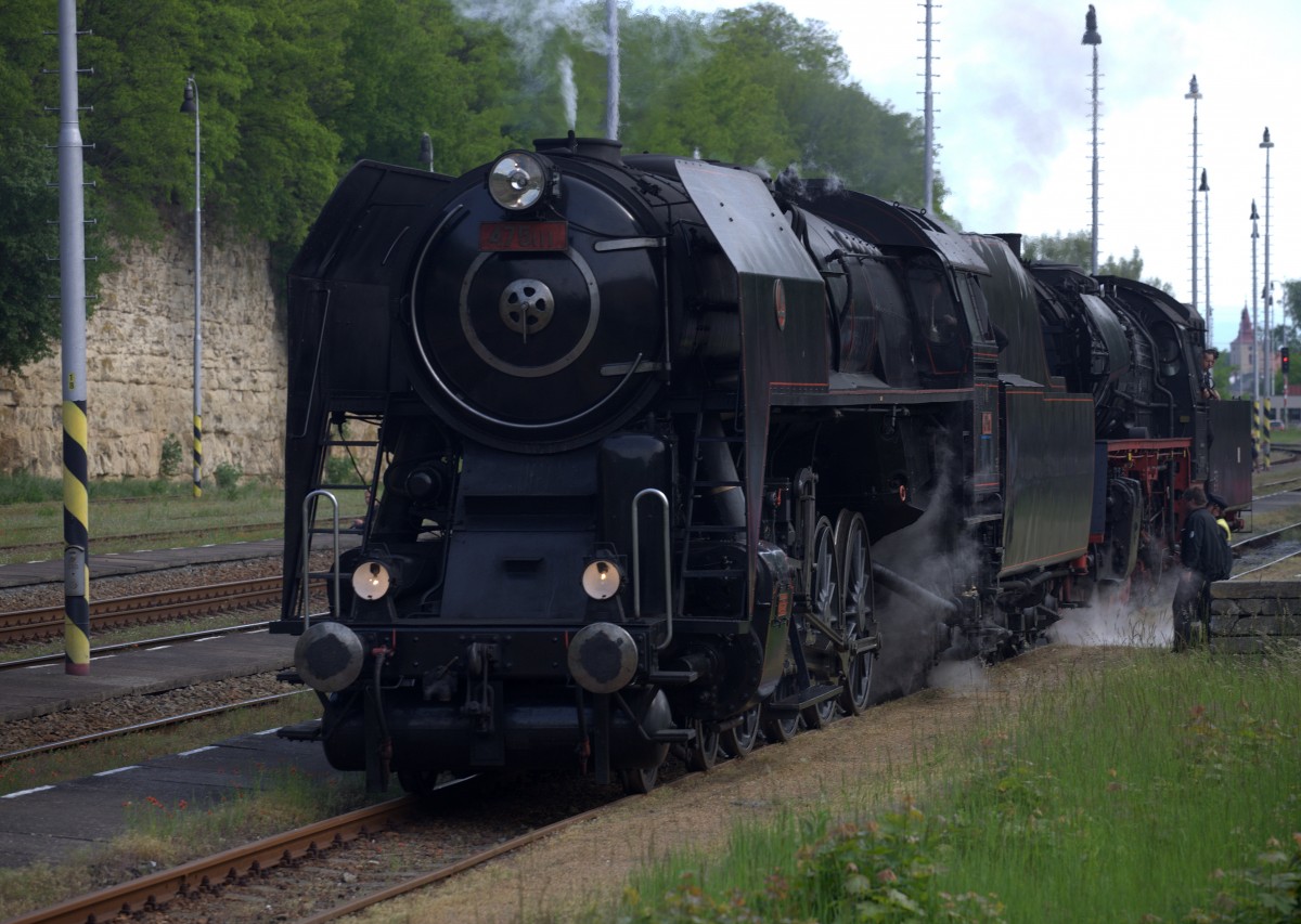 Eine kleine Fachsimpelei, bevor beide Lokomotiven zum Wassernehmen vorziehen.
Bakov nad Jizerou , 23.05.2015 10:04 Uhr.