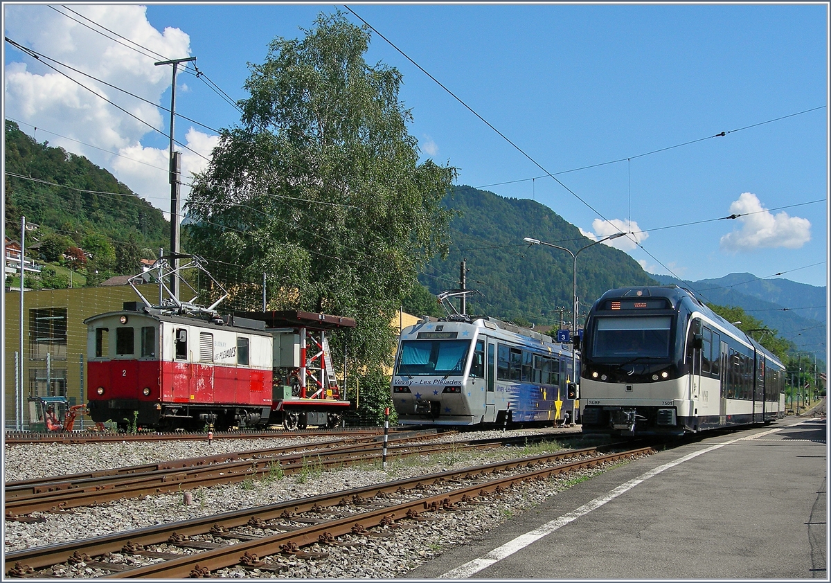 Eine kleine Fahrzeugparade in Blonay: die HGe 2/2 N° 2 von 1911, der Bhe 2/4 N° 71 mit Bt  Train des Etoiles  und der neue SURF GTW ABeh 2/6 7501.
16. August 2016