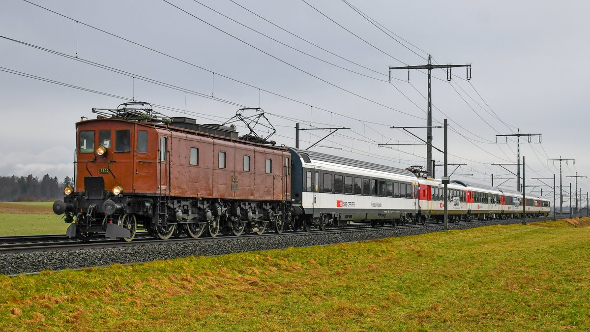 Eine kleine Fotodokumentation des Ausfluges der 100-jährigen Be 4/7 12504 nach Bern und zurück am 03.02.2021. Eine ziemlich nasse und trübe Angelegenheit was das Wetter betrifft :-). Gruss zurück in die Lok und vielen Dank für das Erlebnis. Foto aufgenommen kurz vor Mattstetten mit dem Schul-Erlebniszug am Haken.