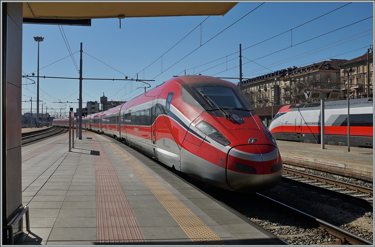 Eine kleine Italienrundreise: (Bild 2): Der ETR 400! Dieser fährt von Milaon ohne Halt bis Roma; so weit wollte ich nicht, also fuhr ich mit dem ETR 400 Frecciarossa 1000 in das mir bisher unbekannte Torino. Hier wir der auch Napoli eingetroffene FR 9610 in Torino Porta Nuova zur Abstellanlage verschoben.
1. März 2016